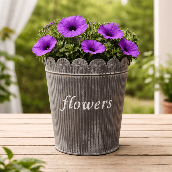 Plåtkruka med genombruten kant och räfflad yta. Dekorativ modell för växter och blommor, passar lika fint inne som i uterum eller på altan. 20x17 cm.