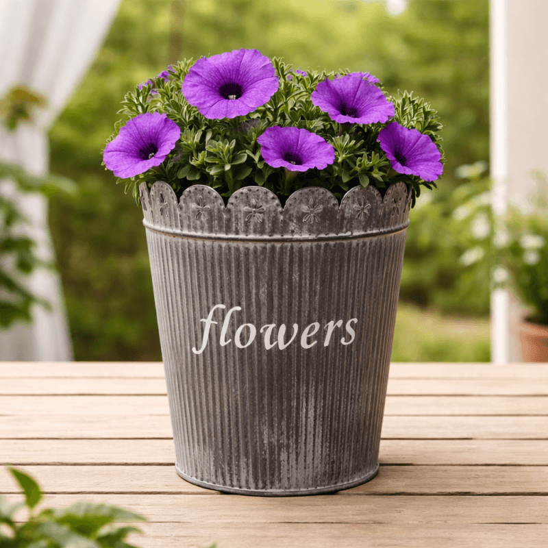 Plåtkruka med genombruten kant och räfflad yta. Dekorativ modell för växter och blommor, passar lika fint inne som i uterum eller på altan. 20x17 cm.