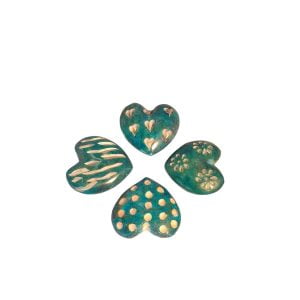 Set med fyra små söta stenhjärtan att dekorera med. Mått 3x3x1 cm (bxdxh).