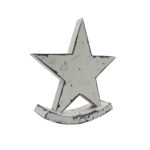 Dekorativ stjärna i vit/silverfärgat trä. Mått: 20x19,5x5 cm (hxbxd).
