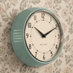 Väggklocka i härlig retrostil från danska PLINT, tillverkad i metall och glas. Hänger snyggt i hemmets alla rum. Dia 23 cm.