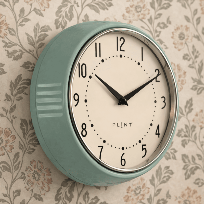 Väggklocka i härlig retrostil från danska PLINT, tillverkad i metall och glas. Hänger snyggt i hemmets alla rum. Dia 23 cm.