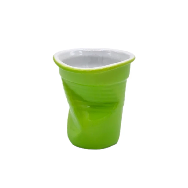 Kul mugg i porslin, perfekt för en espresso. Mått: 7,5x7 cm (hxdia).