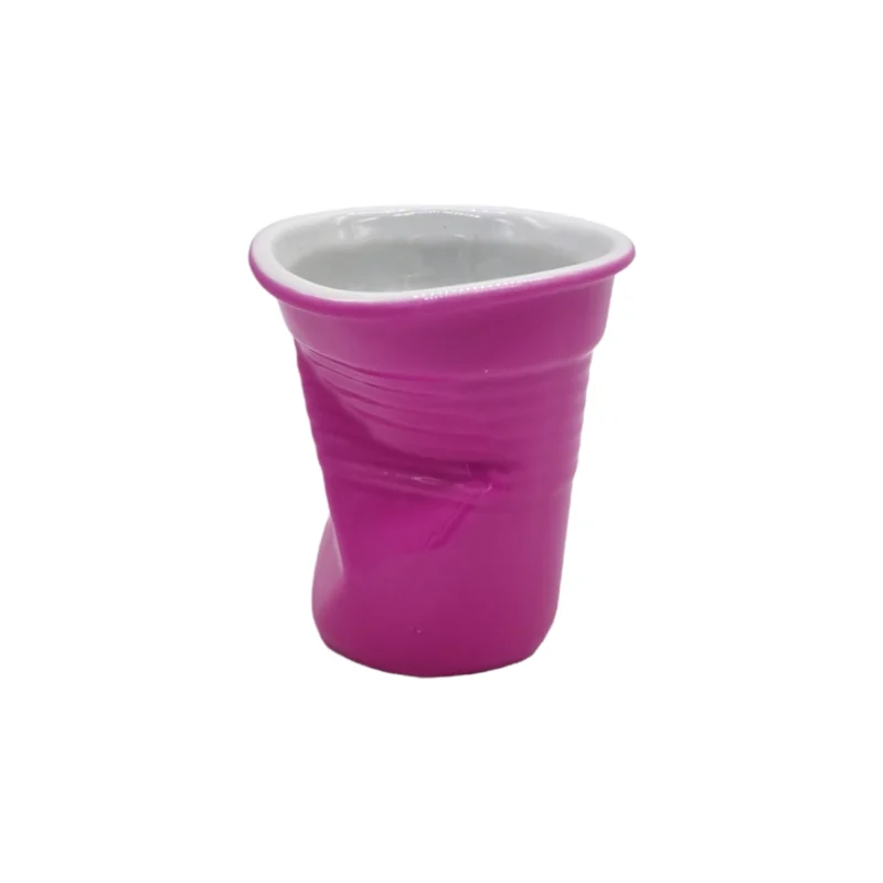 Kul mugg i porslin, perfekt för en espresso. Mått: 7,5x7 cm (hxdia).