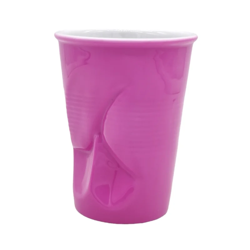 Kul mugg i porslin. Mått: 10x8 cm (hxdia).