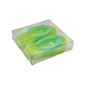Somriga ljus i form av gröna Flip-Flops. Mått 9,5x4,5x2,4 cm (lxbxh). Brinntid ca 1 timme. Ett par i varje förpackning.