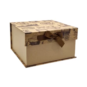 Snygg låda i papp med lock som stängs med magnetlås. Mått: 12x21x21 cm (hxbxd).