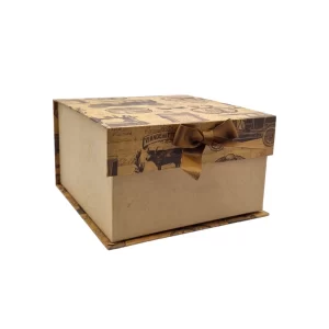 Snygg låda i papp med lock som stängs med magnetlås. Mått: 11x19x19 cm (hxbxd).