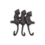 Dekorativ hängare i gjutjärn med tre katter. Praktiska krokar för nycklar, handdukar eller väskor. Passar perfekt i hall, kök eller lantlig miljö.