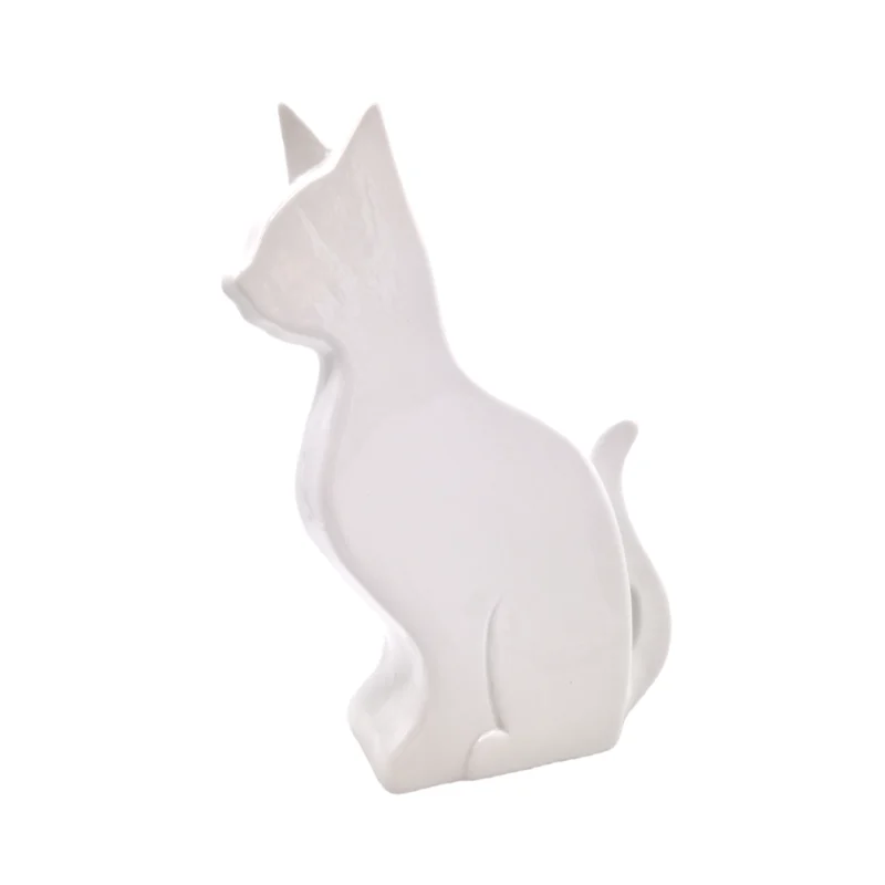 Sittande katt i vit keramik. Mått: 20x26,5x6,5 cm (bxhxd).