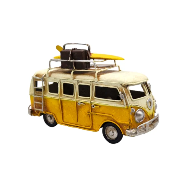 Dekorativ plåtbil i VW-busstil med surfdetaljer och patinerad finish. En lekfull retrodetalj som passar perfekt i hem eller sommarstuga.