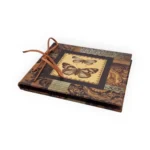 Anteckningsbok med hårt textilbeklätt omslag och en läderrem (går att knyta upp) som håller i pappret. Mått 16,5x12,5 cm.