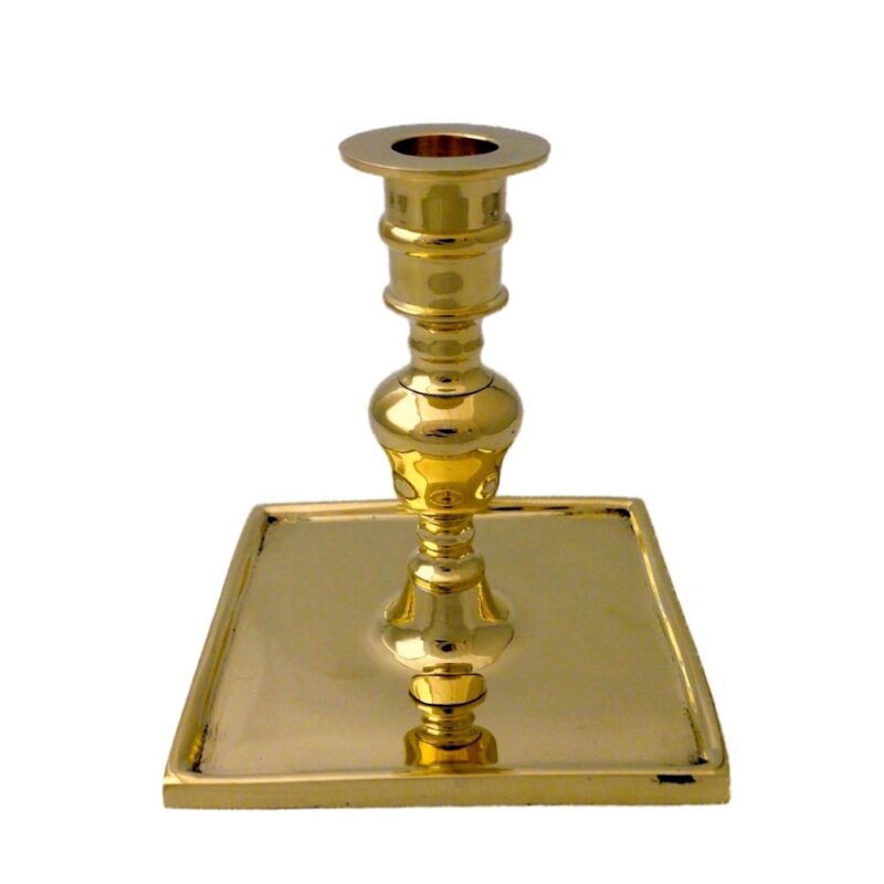 Ljusstake i mässing, svensk barockmodell från 1600-talets slut. Dessa typer av ljusstakar var vanliga i adelshem under 16-1700-talen. Höjd 13,5 cm.