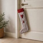 Julstrumpa i textil. Häng den på ett dörrhandtag, en krok eller vid granen och låt den bli en del av julens förväntansfulla stämning. Längd: 47 cm