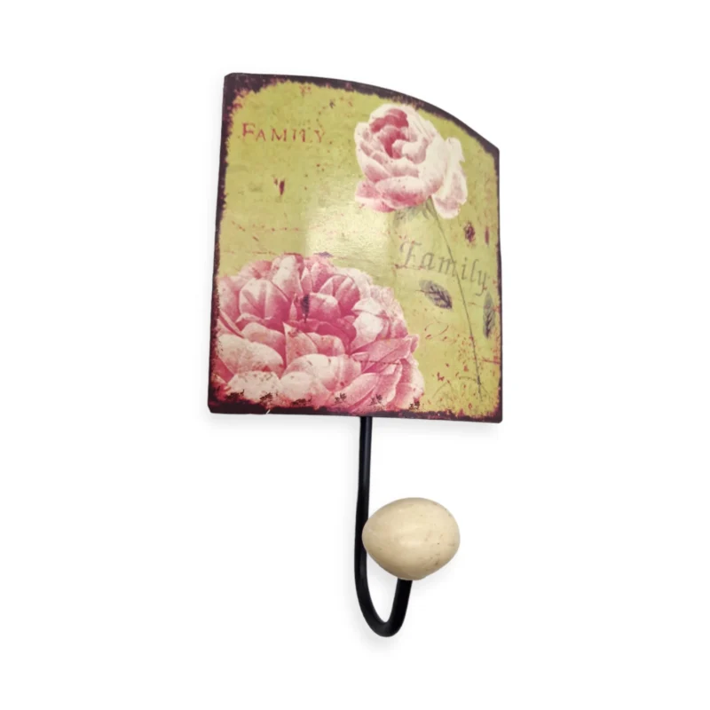 Plåtskylt med vacker rosdekor och krok, att fästa på väggen. Mått inkl krok: 12x20x5,5 cm (bxhxd).