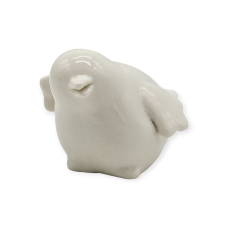 Dekorativ liten fågel i vit keramik. Höjd 6 cm.