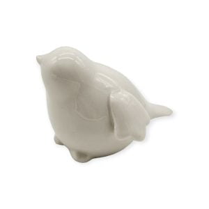Dekorativ liten fågel i vit keramik. Höjd 6 cm.