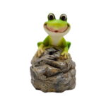 Charmig grodfigur i polyresin som gärna gör sig hörd när någon passerar. En dekorativ trädgårdsgäst som säger hej på sitt eget sätt.