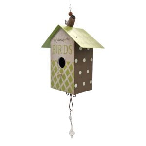 Söt fågelholk att hänga i trädgården, på balkongen eller inne som dekoration. Går att öppna en liten lucka på baksidan. Material: trä och plåt. Mått: 16x10x18 cm (bxdxh).