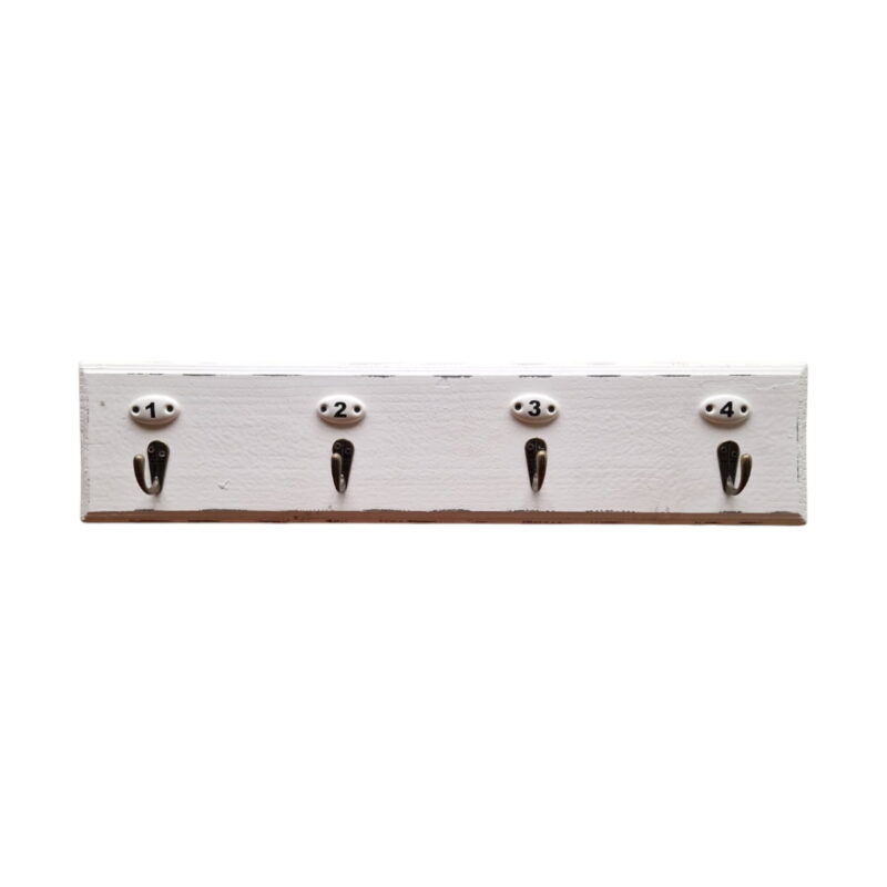 Hängare i trä med 4 krokar i metall. Mått: 51x11,5 cm (lxb).
