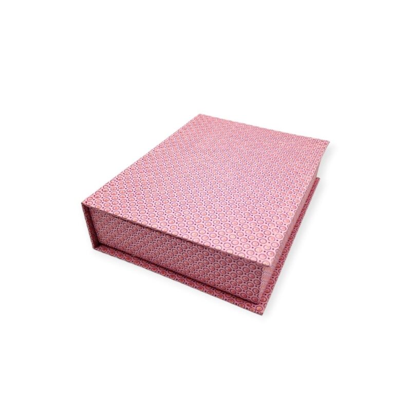 Ett smart sätt att förvara tex fjärrkontroller och andra småprylar. Gjord i kraftig papp. Mått: 28x22,5x7 cm (bxdxh).