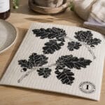 Miljövänlig disktrasa från Anneko Design Sweden, designad av Klara Coutts och tillverkad i Sverige. Tål att tvättas både i diskmaskin och tvättmaskin. Mått 17×20 cm.