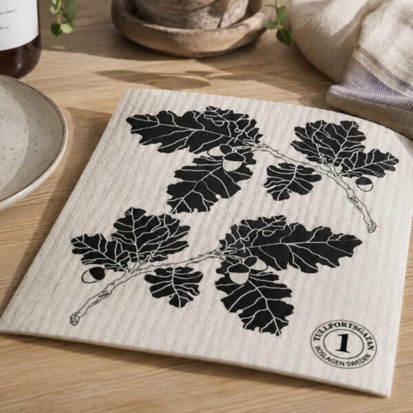 Miljövänlig disktrasa från Anneko Design Sweden, designad av Klara Coutts och tillverkad i Sverige. Tål att tvättas både i diskmaskin och tvättmaskin. Mått 17×20 cm.
