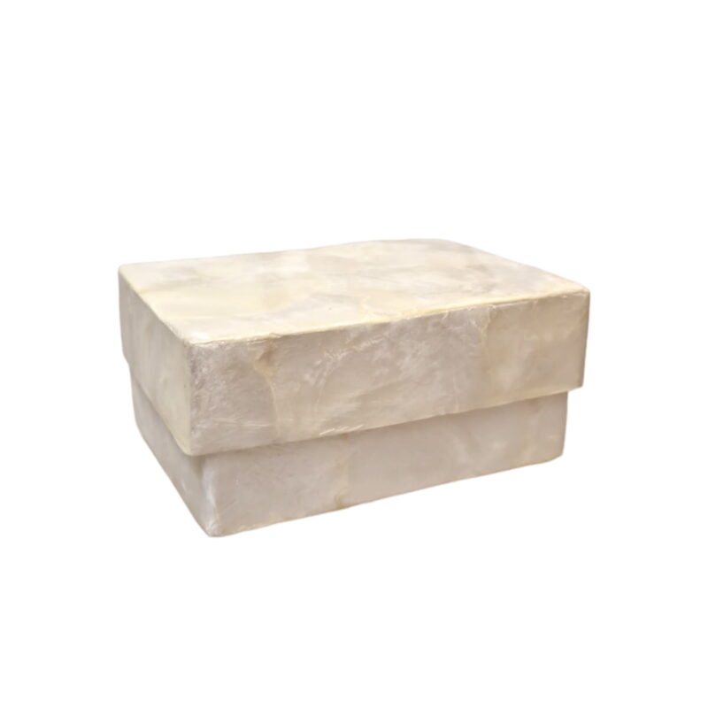 Fin ask för t.ex smycken gjord helt i pärlemor. Lock i samma material. Mått: 11x7,5x5 cm (lxbxh).