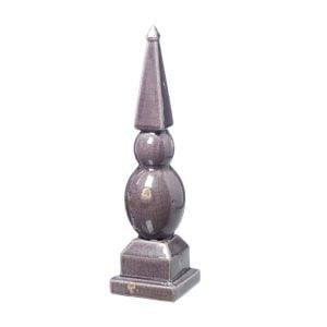 Obelisk i keramik för dekoration. Höjd 46,5 cm.