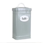 Kaffeburk i plåt i en behagligt grön nyans. Plåtburken är handgjord vilket innebär att olikheter och ojämnheter kan förekomma. Mått 12x8x24 cm (lxdxh).