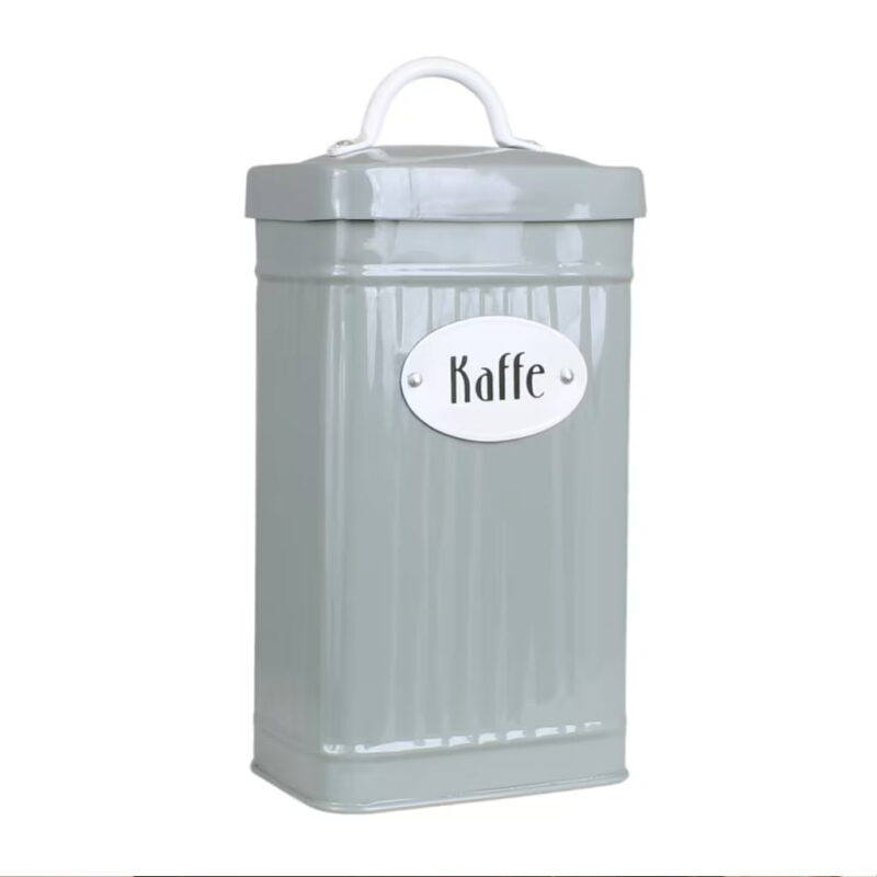 Kaffeburk i plåt i en behagligt grön nyans. Plåtburken är handgjord vilket innebär att olikheter och ojämnheter kan förekomma. Mått 12x8x24 cm (lxdxh).