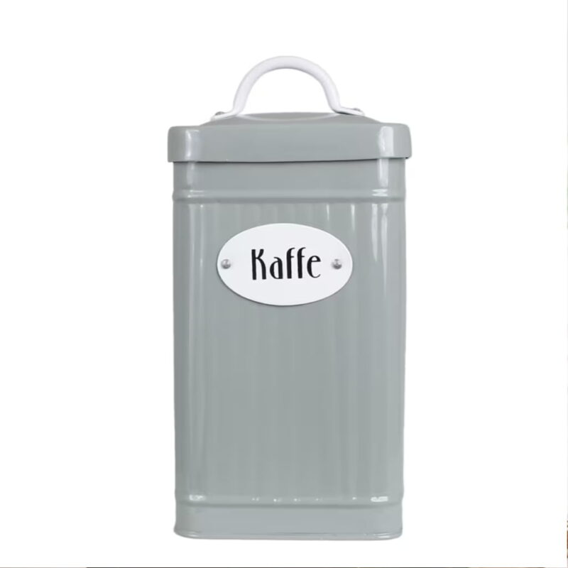 Kaffeburk i plåt i en behagligt grön nyans. Plåtburken är handgjord vilket innebär att olikheter och ojämnheter kan förekomma. Mått 12x8x24 cm (lxdxh).