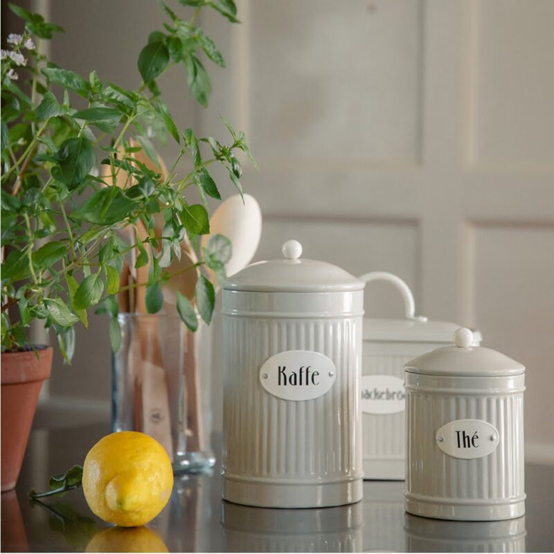 Teburk i plåt i en behagligt beige nyans som blir en fin förvaring för ditt lösviktste. Plåtburken är handgjord och olikheter kan förekomma. Höjd 15 cm.