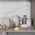 Teburk i plåt i en behagligt beige nyans som blir en fin förvaring för ditt lösviktste. Plåtburken är handgjord och olikheter kan förekomma. Höjd 15 cm.