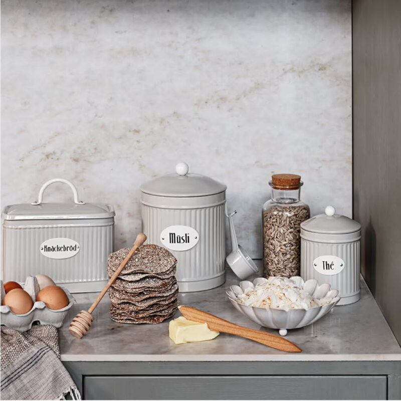 Teburk i plåt i en behagligt beige nyans som blir en fin förvaring för ditt lösviktste. Plåtburken är handgjord och olikheter kan förekomma. Höjd 15 cm.