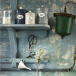 Teburk i plåt i en behagligt beige nyans som blir en fin förvaring för ditt lösviktste. Plåtburken är handgjord och olikheter kan förekomma. Höjd 15 cm.