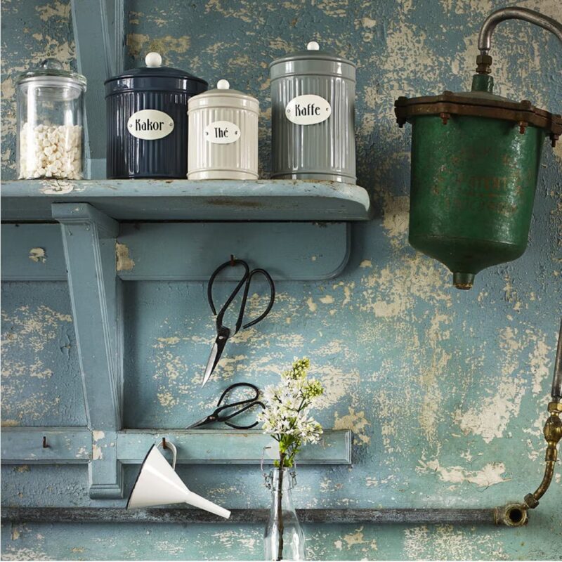 Teburk i plåt i en behagligt beige nyans som blir en fin förvaring för ditt lösviktste. Plåtburken är handgjord och olikheter kan förekomma. Höjd 15 cm.