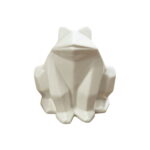 Groda i vitt porslin med geometriska former. Höjd 9 cm.