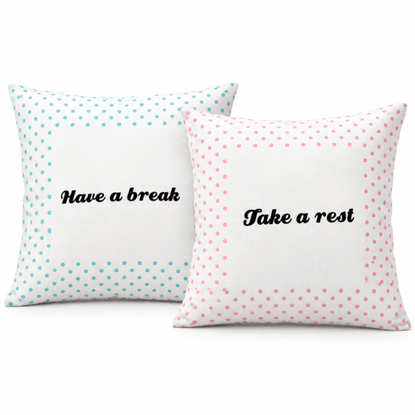 Två vita kuddfodral med rosa och turkosa prickar och svart text, 40×40 cm