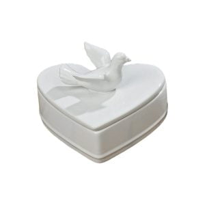 Hjärtformad ask i vitt porslin med dekor. Mått 12x11x9 cm (lxdxh).