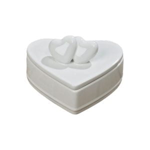 Hjärtformad ask i vitt porslin med dekor. Mått 12x11x9 cm (lxdxh).