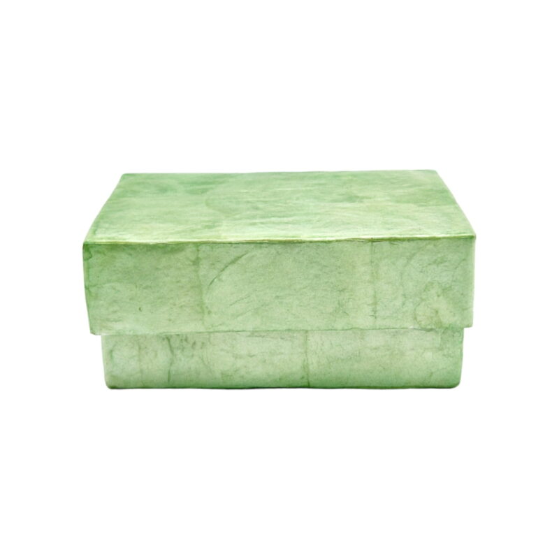 Vacker ask i grön pärlemor. Mått: 11x7,5x4,5 cm (lxbxh).