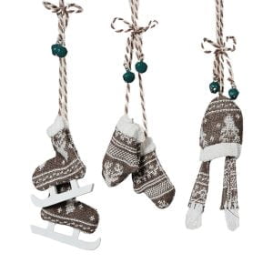 Charmiga hängdekorationer i textil och trä med små bjällror i metall, skridskor, vantar och mössa. Mått 7-10 cm. Priset avser ett set om en av varje.