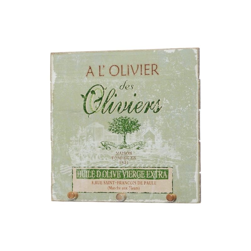 Hängare i trä med dekorativt motiv. Mått: 24,5x24,5 cm.