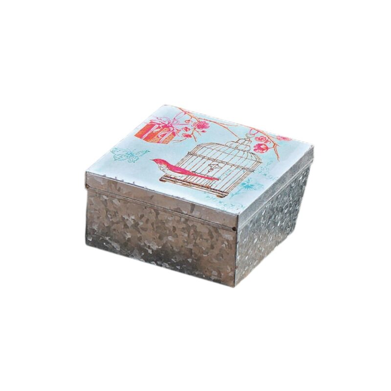 Låda i förzinkad plåt med fågelmotiv och avtagbart lock. Mått: 10x10x5 cm (lxbxh).