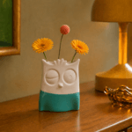 Lekfull tvåfärgad keramikvas i form av en uggla. Den turkosa och vita glasyren ger vasen en charmig retrokänsla med en lagom dos kitsch.