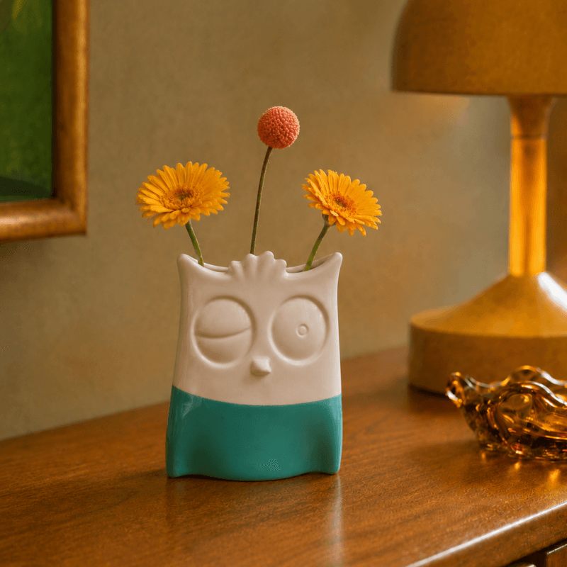 4454200-1 Lekfull tvåfärgad keramikvas i form av en uggla. Den turkosa och vita glasyren ger vasen en charmig retrokänsla med en lagom dos kitsch.