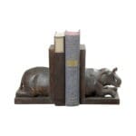 Charmiga bokstöd i form av en elefant i två delar, en fram- och en bakdel. Material, polyresin. Mått: 11x9x15 cm (lxbxh).