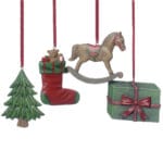 Juldekoration i polyresin att hänga i granen. En gran, en julstrumpa, en gunghäst och ett paket, 8 cm höga. Priset avser ett set om fyra olika figurer.