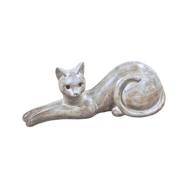 Dekorativ katt i polyresin. Längd 27,5 cm, höjd 10 cm.